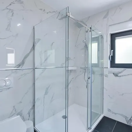 Crowonder Adriatic Premium Near The