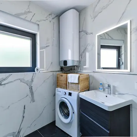 Crowonder Adriatic Premium Near The