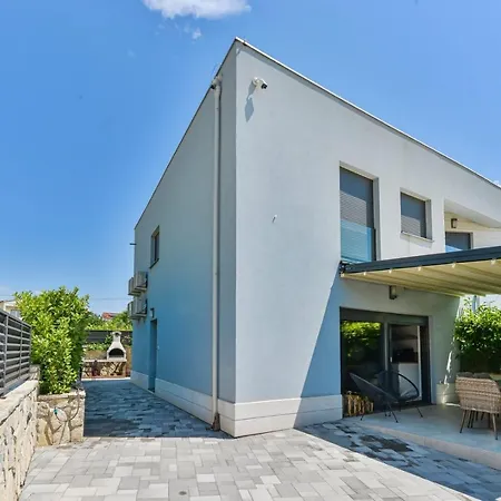 Crowonder Adriatic Premium Near The