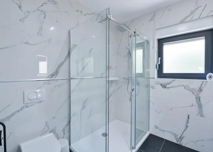 Crowonder Adriatic Premium Near The