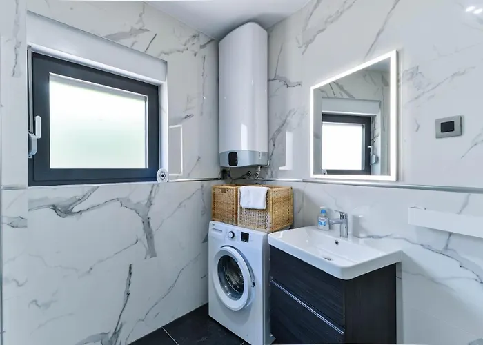 Crowonder Adriatic Premium Near The