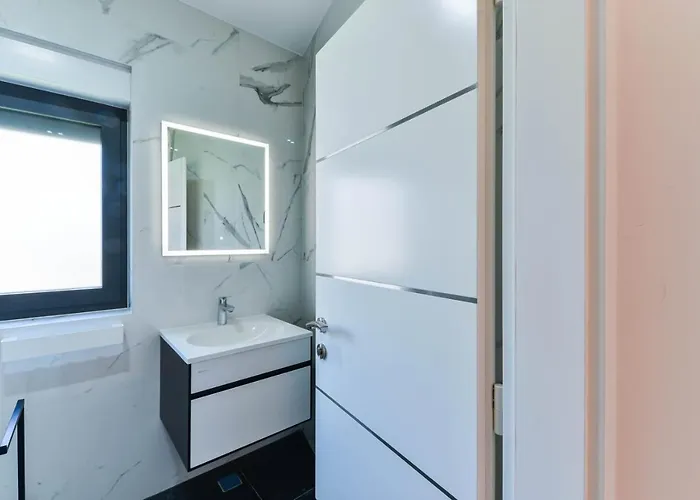 Crowonder Adriatic Premium Near The 度假居 *