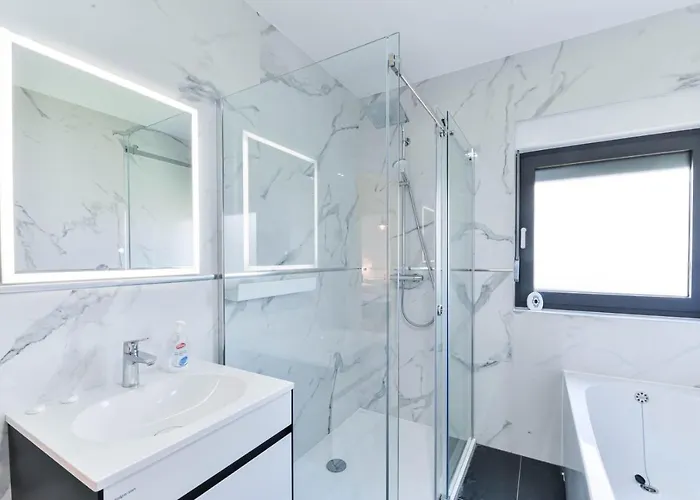 Crowonder Adriatic Premium Near The 度假居 *